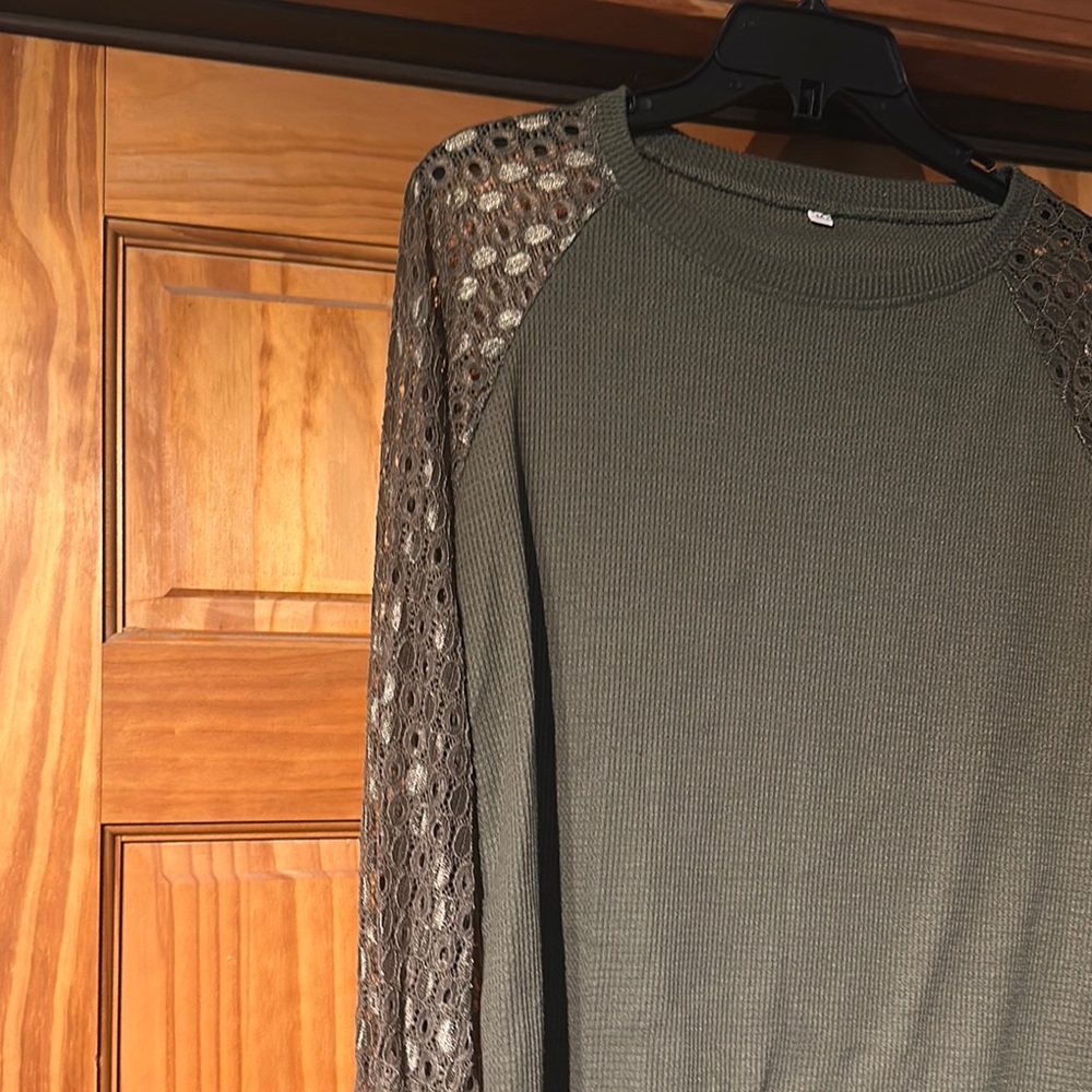 Green Lace Sleeve Blouse - Picture 3 of 5